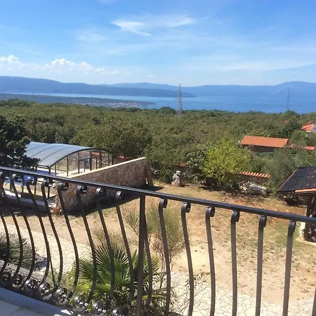 Guki Mit Ueberdachtem Pool Und Meerblick