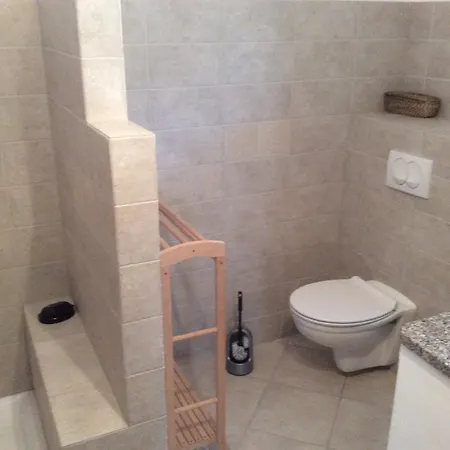 Guki Mit Ueberdachtem Pool Und Meerblick