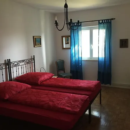 Guki Mit Ueberdachtem Pool Und Meerblick