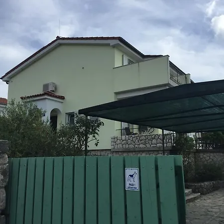 Guki Mit Ueberdachtem Pool Und Meerblick * Malinska