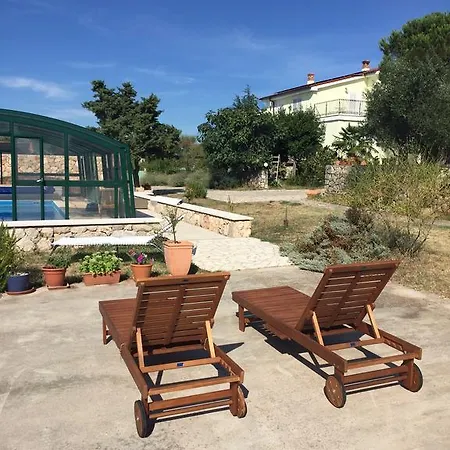 Guki Mit Ueberdachtem Pool Und Meerblick Dom wakacyjny