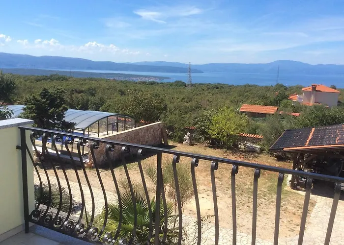 Guki Mit überdachtem Pool Und Meerblick