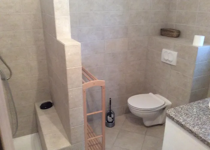 Guki Mit überdachtem Pool Und Meerblick