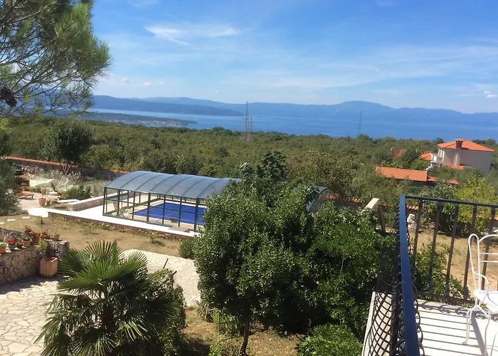 Guki Mit überdachtem Pool Und Meerblick