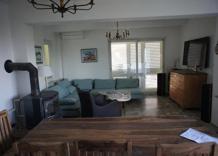 Guki Mit überdachtem Pool Und Meerblick Malinska