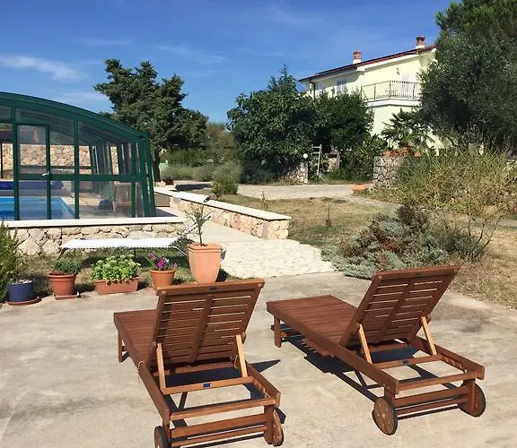 Guki Mit überdachtem Pool Und Meerblick Ferienhaus