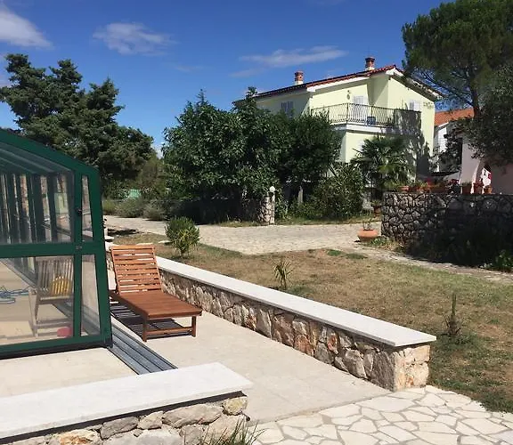 Guki Mit überdachtem Pool Und Meerblick Malinska