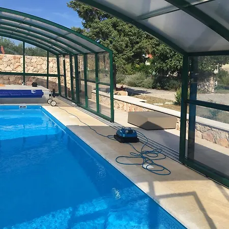 Guki Mit Ueberdachtem Pool Und Meerblick