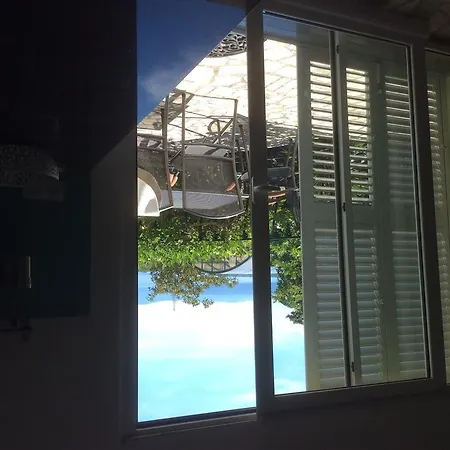 Guki Mit Ueberdachtem Pool Und Meerblick マリンスカ