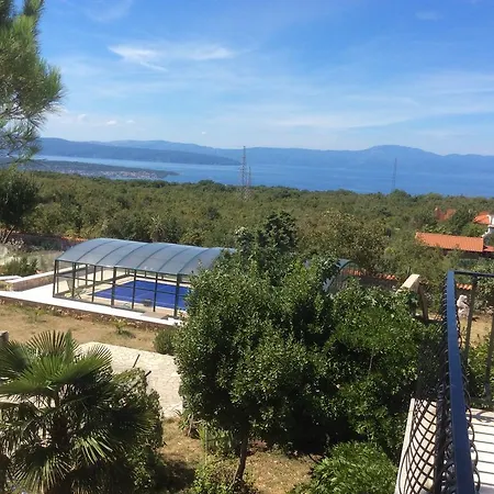 Guki Mit Ueberdachtem Pool Und Meerblick