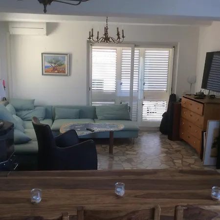 Guki Mit Ueberdachtem Pool Und Meerblick