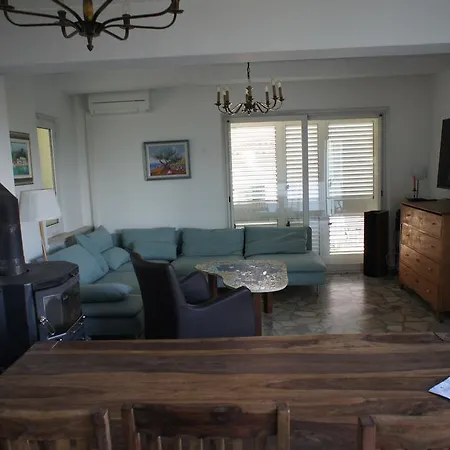 Guki Mit Ueberdachtem Pool Und Meerblick Malinska