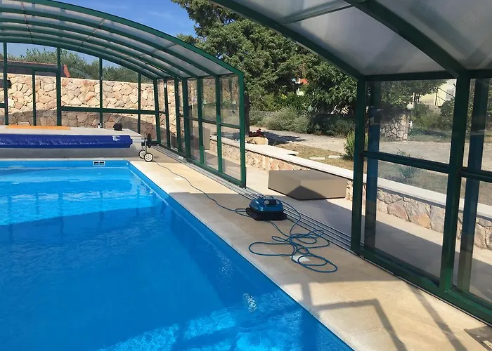 Guki Mit Ueberdachtem Pool Und Meerblick