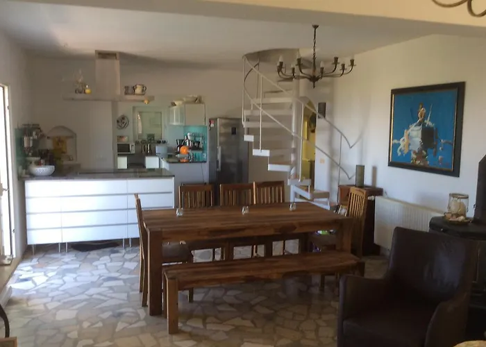 Guki Mit Ueberdachtem Pool Und Meerblick