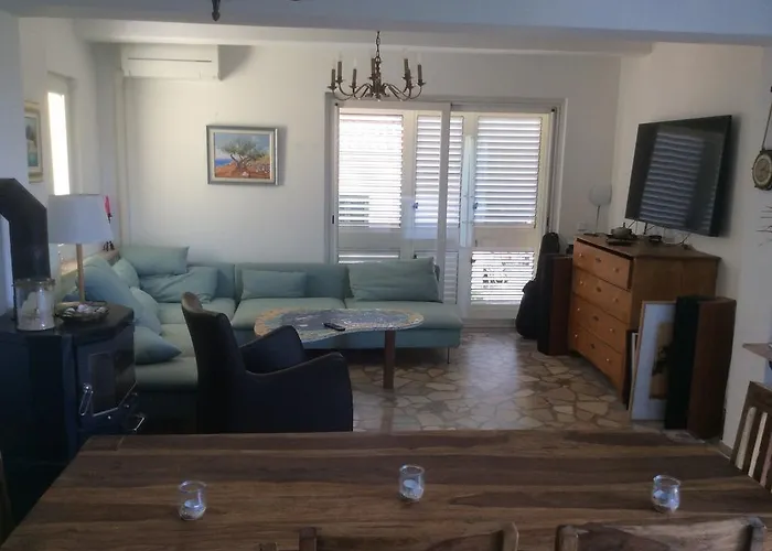 Guki Mit Ueberdachtem Pool Und Meerblick