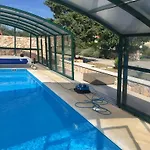 Guki Mit Ueberdachtem Pool Und Meerblick